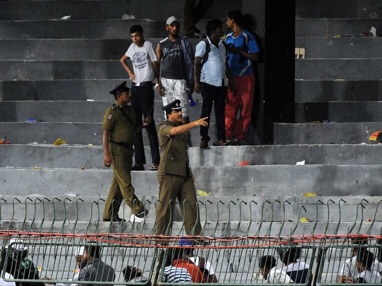 10 Most Embarrassing Crowd Moments In The Cricketing History 2 10 most embarrassing crowd moments in the cricketing history 1