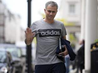 Jose Mourinho Buries Hatchet With Manchester United Legend Bobby Charlton Jose Mourinho Buries Hatchet With Manchester United Legend Bobby Charlton
