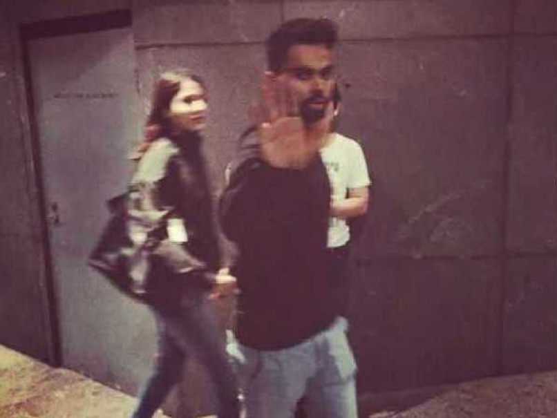 Virat Kohli Relaxes With Anushka Sharma Ahead of Sydney Test