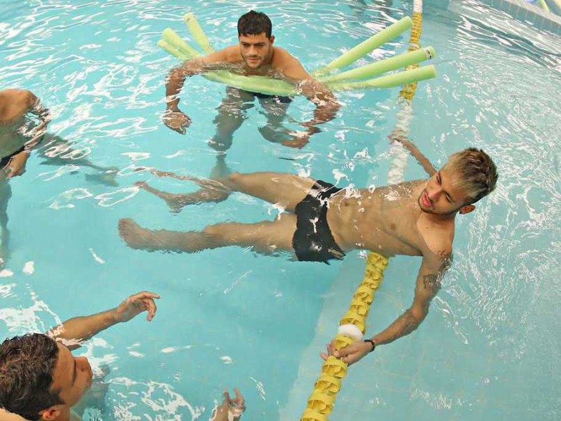 FIFA World Cup 2014: Brazil's Neymar 'Recovering Well' From Thigh, Knee Knocks