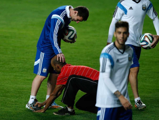 FIFA World Cup: Fans Invade Argentina Training Session to 'Greet Their Gods'