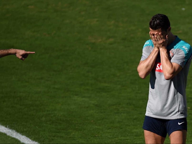 Cristiano Ronaldo Cuts Training Short, Walks Away With Ice on Knee