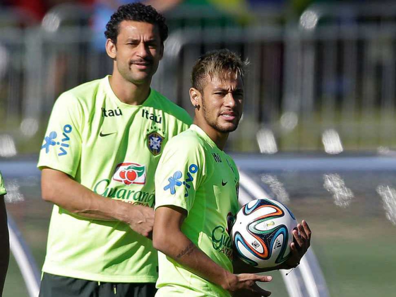 Mocking Luis Suarez? Fred, Neymar Sharpen Teeth in Training