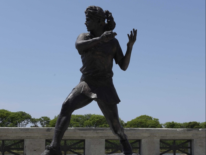 Tennis Star Gabriela Sabatini's Statue Left Empty-Handed by Vandals