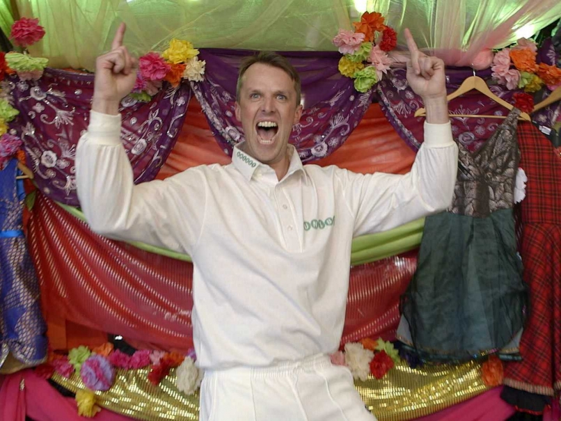 IPL 8: Graeme Swann's Doosra Avatar, Spins to Bollywood Tunes