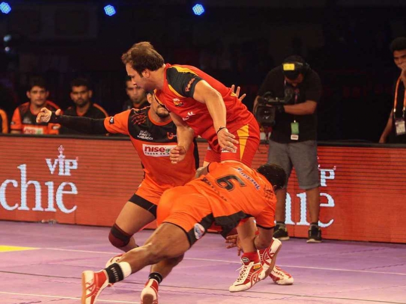 Pro Kabaddi League: U Mumba Beat Bengaluru Bulls to Reclaim Top Spot