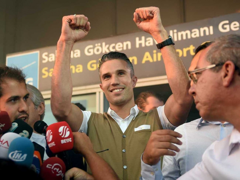 Robin van Persie Gets Rousing Welcome From Fenerbahce Fans
