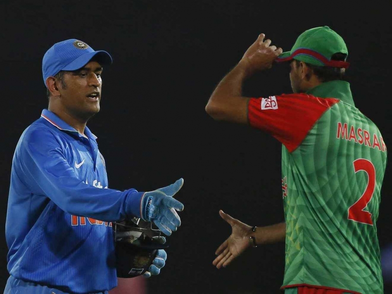 How A Photo of Mahendra Singh Dhoni's Chopped Head Being Held by Bangladesh Pacer on Twitter Goes Viral