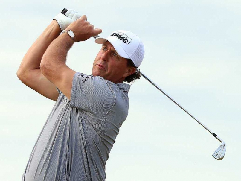 Phil Mickelson Grabs Early Lead in US Open