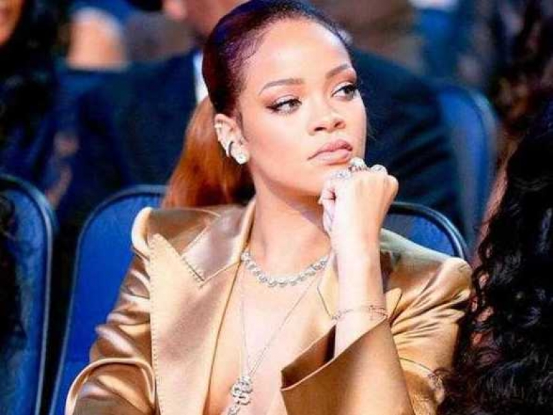 Floyd Mayweather Meets his Match! Rihanna Shuts World's Richest Sportsman With Duct Tape