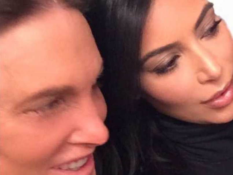 Caitlyn Jenner Steps Out to Collect Sports Courage Award