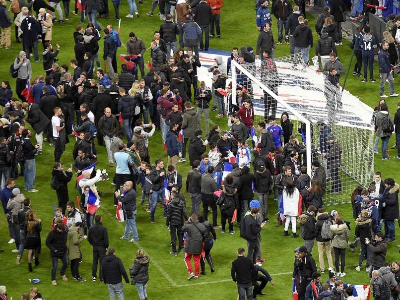 Fans, Teams United in Aftermath of Paris Attacks