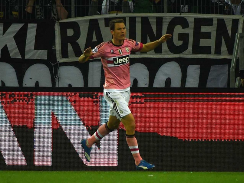 Stephan Lichtsteiner Nets on Return as Juventus Draw at Gladbach