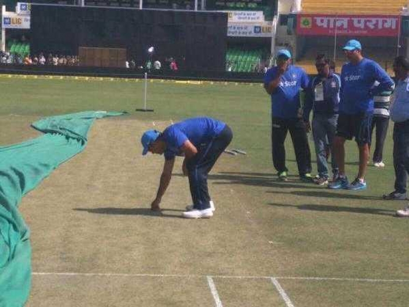 India vs South Africa ODIs: Mahendra Singh Dhoni Hints at Playing Three Spinners, no Place For Ajinkya Rahane