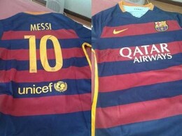 Lionel Messi Gifts Injured Ezequiel Ham His FC Bracelona Jersey Lionel Messi Gifts Injured Ezequiel Ham His FC Bracelona Jersey