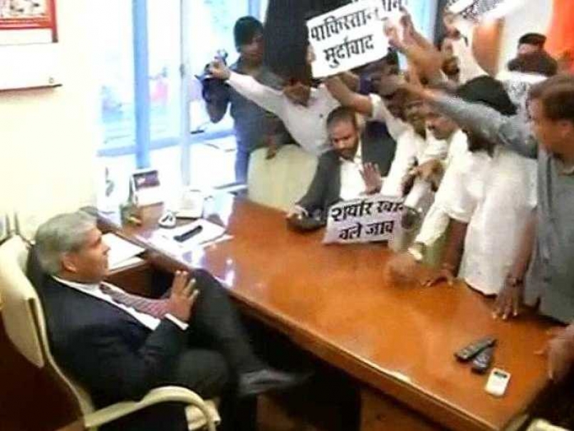 Pakistan Cricket Fraternity Condemns Shiv Sena Attack