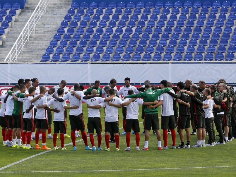 Portugal Football Team Observes Minute of Silence for Syrian Migrants