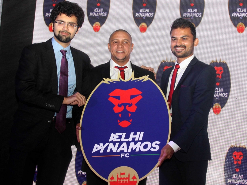 Roberto Carlos Bonds With UP CM Akhilesh Yadav Over Lasooni Palak And Dahi-Pudine ke Kebab