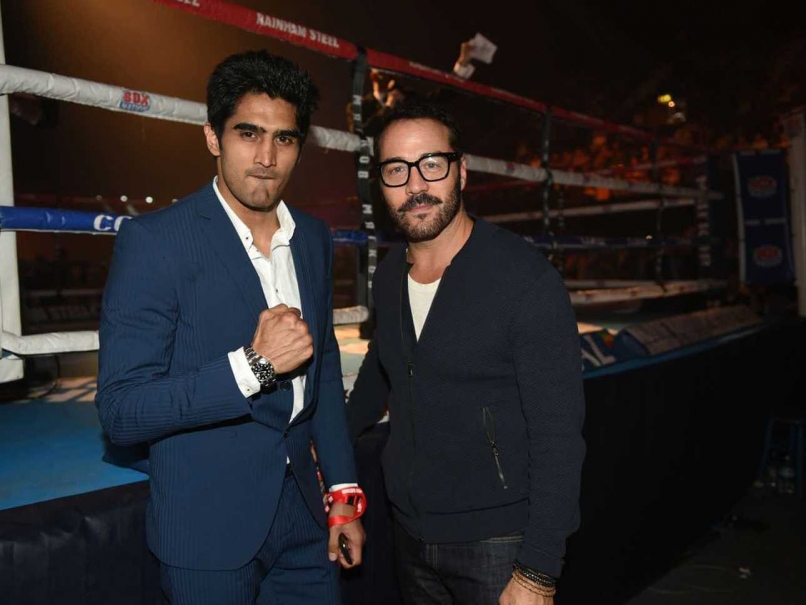 Vijender Witnesses First Live Professional Bout