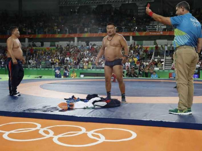 रियो में यह भी हुआ : जब कुश्ती के कोचों ने सरेआम उतार डाले कपड़े!