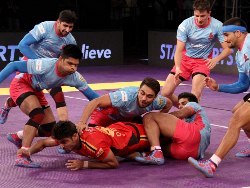 Pro-Kabaddi League: Jaipur Pink Panthers Pip Bengaluru Bulls 24-22