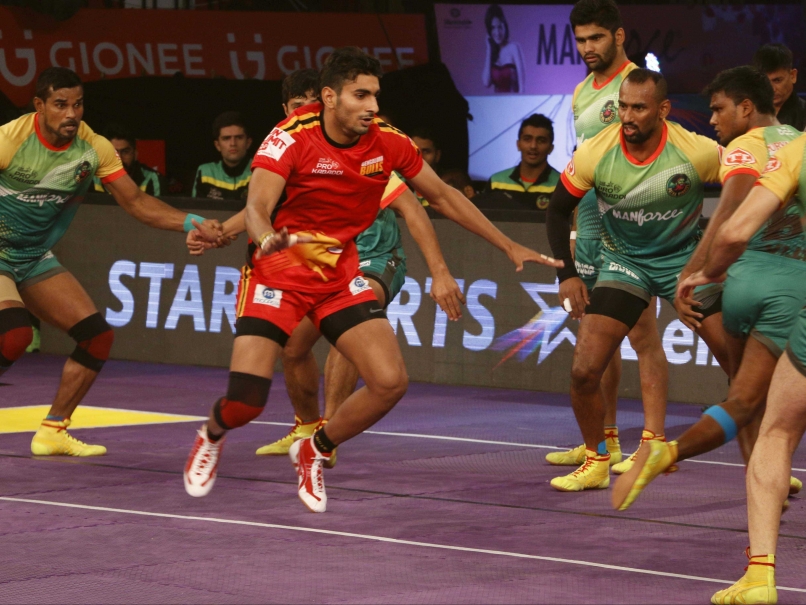 Pro Kabaddi League: Patna Pirates Humble Bengaluru Bulls 31-25