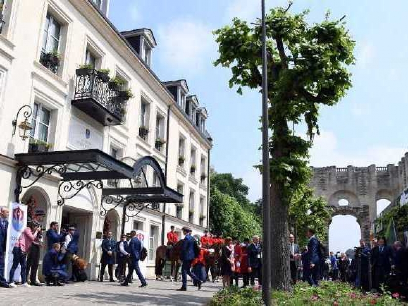 Euro 2016: England Make Grand Entry at Team Hotel