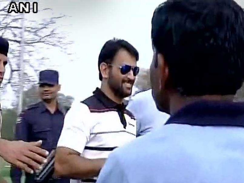 World T20: Mahendra Singh Dhoni Swaps Bat With Golf Club Ahead of Knockout Clash Versus Australia