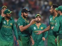 Pakistan Team Arrives to Hostile Reception After World T20 Heartbreak Pakistan Team Arrives to Hostile Reception After World T20 Heartbreak