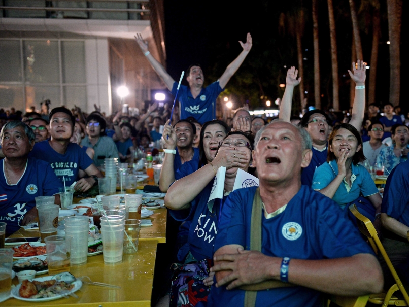 Monk Leads Thai Fans in Lauding New Premier League Champions Leicester City