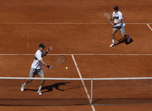 Bryans lose in semi-finals of French Open