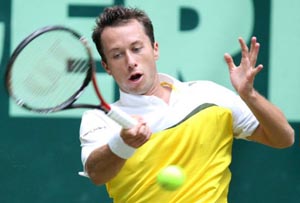 Petzschner injury gives Kohlschreiber Halle title