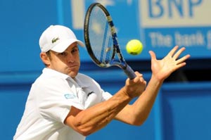 Record-chasing Roddick through to last eight