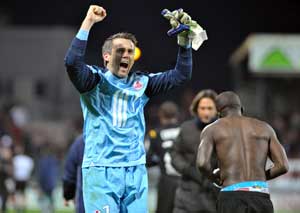 Lille pull clear as Lyon stung by 10-man Rennes