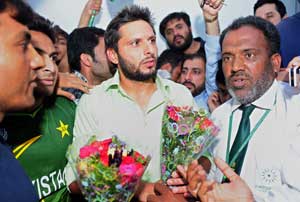 Pakistan team gets rousing welcome on return