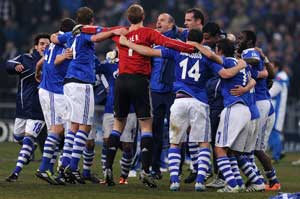 Schalke beat Valencia 3-1 to reach Champions League quarters