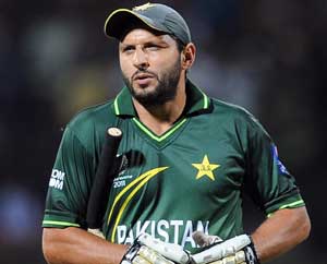 Shahid Afridi apologises for hitting fan