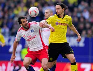 Late equaliser gives Dortmund point at Hamburg