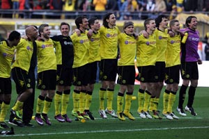 Dortmund eye German title at wounded Gladbach