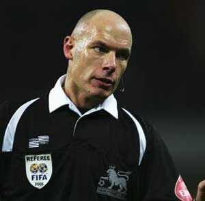 Referee Howard Webb urges players not to fake injury