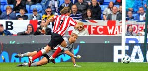 Knight's own goal gifts win to Sunderland