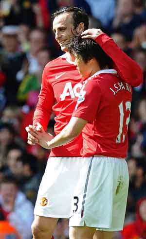 Berbatov vows to stick with United despite snub