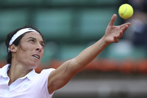 Defending champion Schiavone advances at French Open