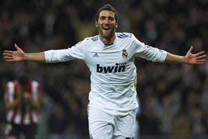 Higuain returns to pitch after surgery