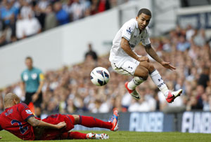 Aaron Lennon signs new deal at Tottenham Hotspur