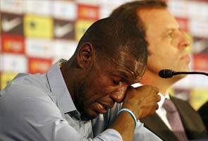 Tearful Eric Abidal ends Barcelona playing career