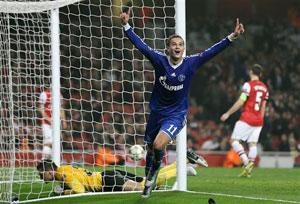 Schalke stun Arsenal with late twin strikes