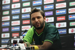 Afridi's men overwhelmed by fans on board