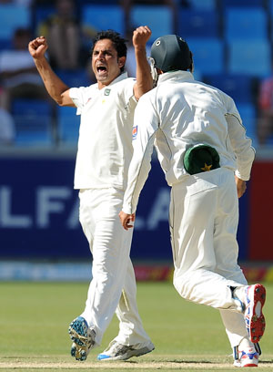 Umar Gul helps Pakistan rout England in first Test