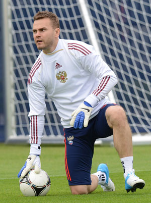 UEFA  Euro 2012: Russia goalkeeper Akinfeev has fluid on knee